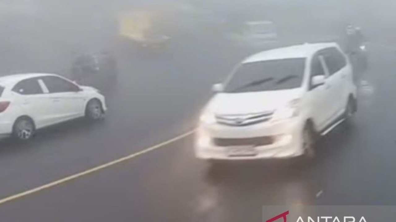 Polres Cianjur menerapkan sistem satu arah di jalur Puncak selama libur panjang Isra Miraj dan Imlek 2025 untuk mencegah kemacetan parah akibat peningkatan volume kendaraan.