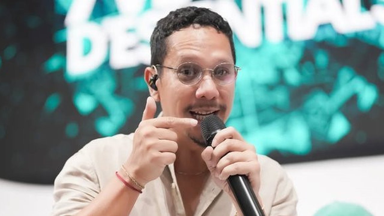 Angga Puradiredja Ungakap Rasanya Ngeband Bareng Adiknya Sendiri Bersama Maliq & D'Essentials