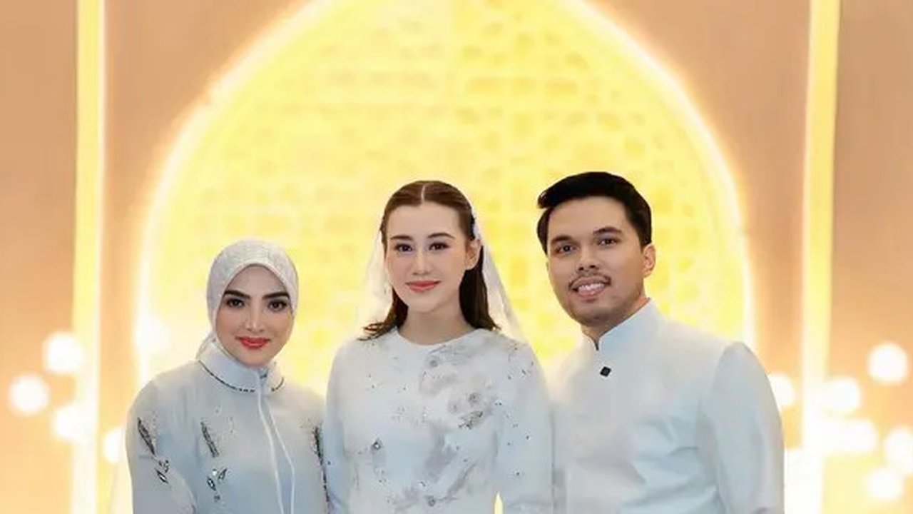 Lihat di sini tampilan Aaliyah Massaid di tasyakuran 4 bulan kehamilan. [@ashanty_ash].