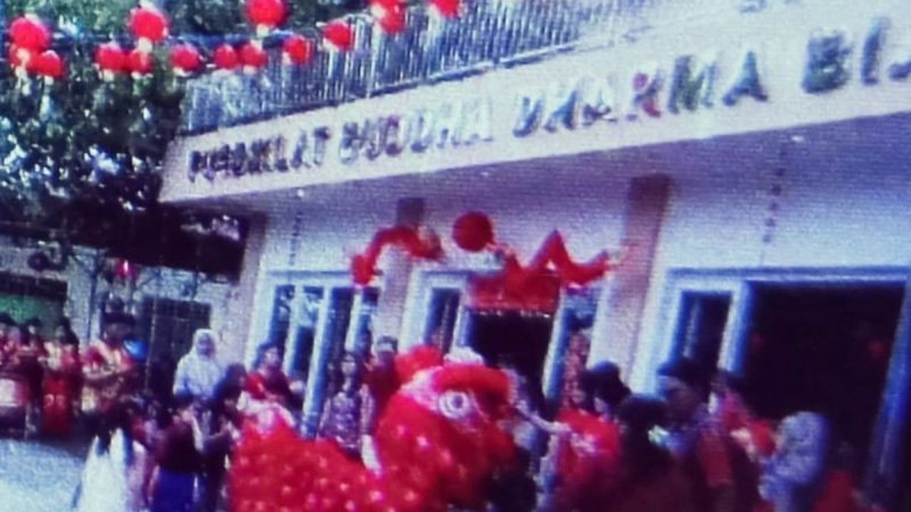 Warga Biak merayakan Tahun Baru Imlek 2576 dengan atraksi Barongsai dan pemasangan 1000 lampion merah, melambangkan harapan akan kehidupan yang lebih baik dan penuh keberuntungan.