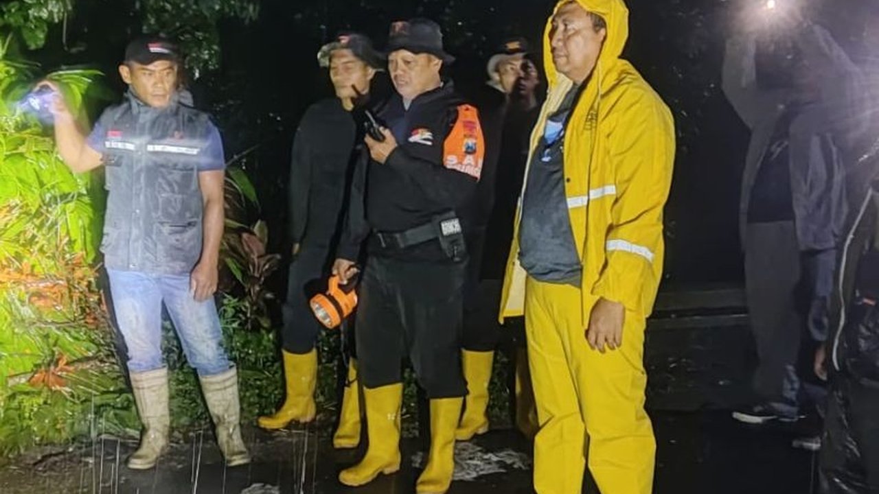 Hujan deras di Kediri mengakibatkan putusnya jalan antar desa di Kecamatan Plosoklaten akibat peningkatan debit air sungai, menyebabkan warga harus mencari jalur alternatif.