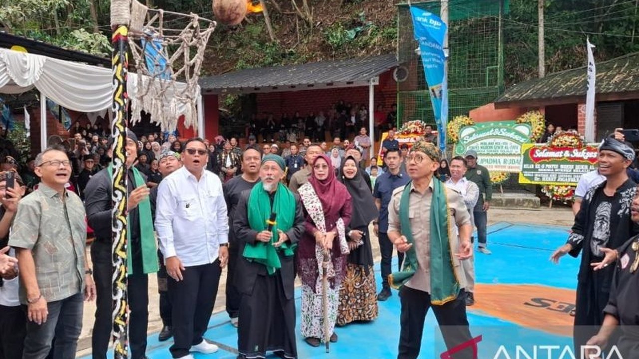 Menteri Kebudayaan Fadli Zon memuji peran Pondok Pesantren Dzikir Al-Fath Sukabumi dalam melestarikan budaya lokal, termasuk Bola Leungeun Seuneu, dan berharap pesantren lain mengikuti jejaknya.