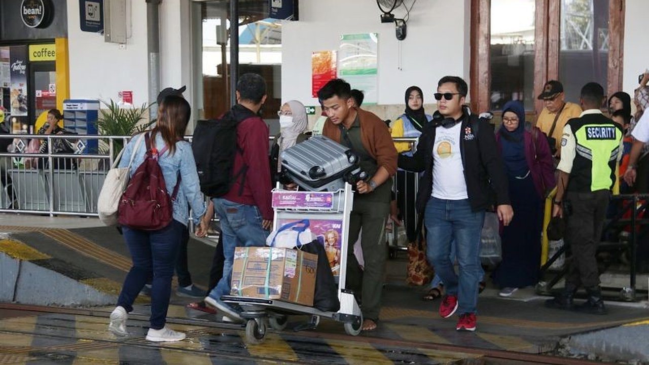 PT KAI Daop 7 Madiun mencatat lonjakan signifikan pengguna kereta api selama libur panjang Isra Mikraj dan Imlek 2025, mencapai 72.027 penumpang dengan Stasiun Madiun sebagai yang tersibuk.