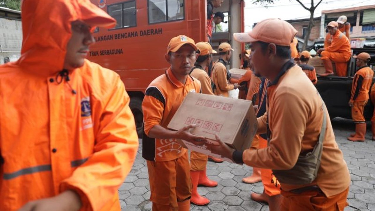 BPBD DKI Jakarta mendistribusikan bantuan logistik seperti makanan, selimut, dan matras kepada ratusan korban banjir di sejumlah lokasi pengungsian di Jakarta Barat, Jakarta Timur, dan sekitarnya pada 29 Januari 2024.