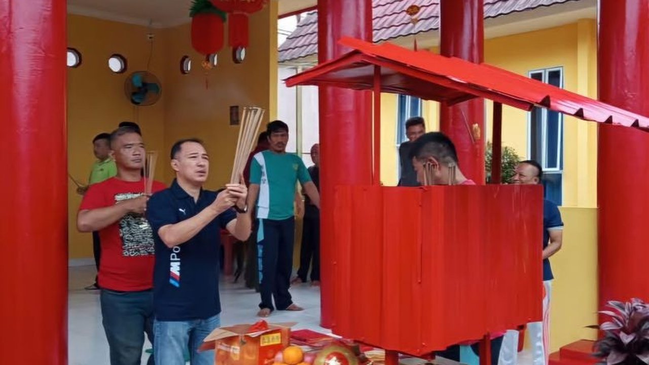 Warga binaan Tionghoa di Lapas Narkotika Tanjungpinang merayakan Imlek 2576 dengan khidmat, melakukan ritual sembahyang, dan makan bersama, sebagai bentuk ungkapan syukur dan harapan untuk masa depan yang lebih baik.