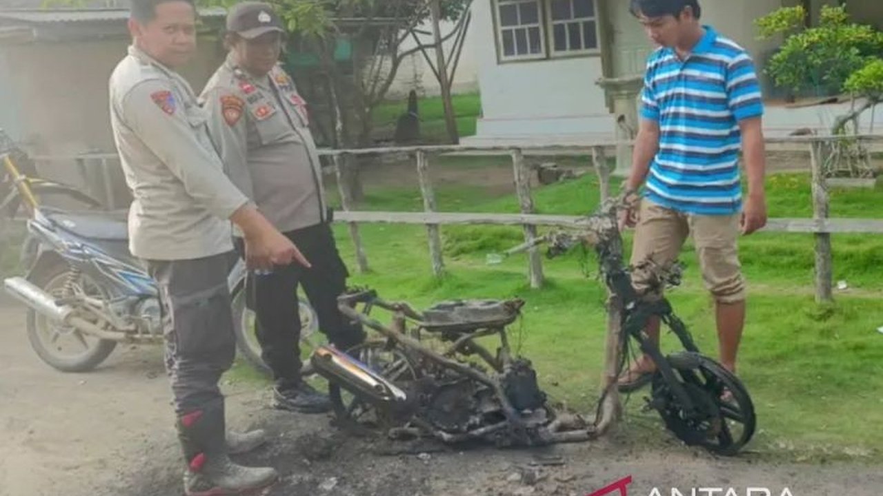 Seorang siswa di Kepulauan Kangean, Sumenep, dijerat tiga pasal berlapis karena membakar motor guru dan mengancam dengan parang pada 13 Januari 2025, kasus pertama di dunia pendidikan Sumenep.