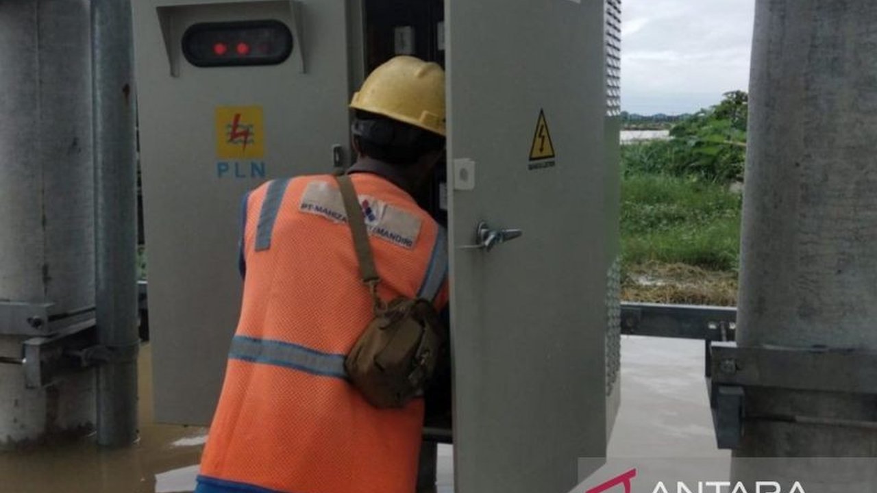 PLN UP3 Bekasi langsung bertindak mengamankan aliran listrik di sejumlah wilayah terdampak banjir di Kabupaten Bekasi pada 29 Januari 2024 untuk mencegah bahaya kelistrikan, melibatkan pemadaman sementara di beberapa gardu listrik.