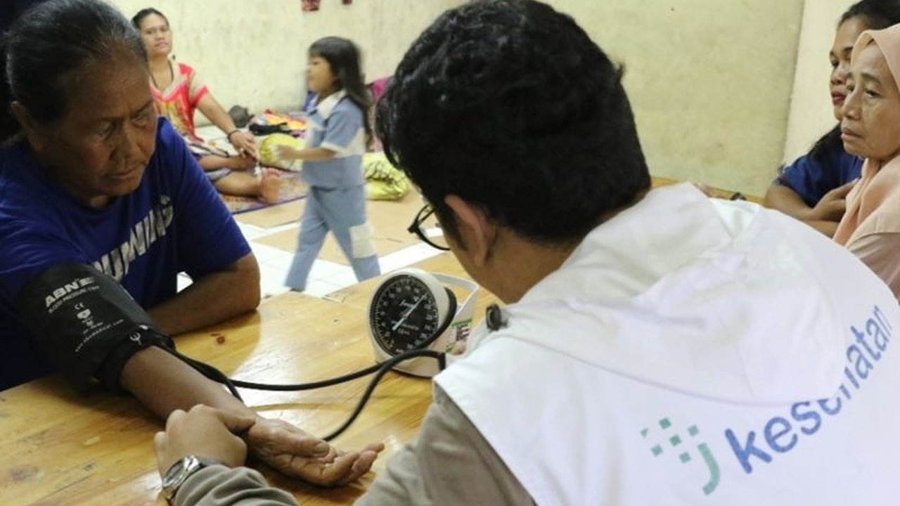 Korban banjir di Cengkareng, Jakarta Barat, menerima layanan kesehatan gratis dari Puskesmas setempat, menjangkau warga di berbagai lokasi pengungsian dengan posko tetap dan bergerak.