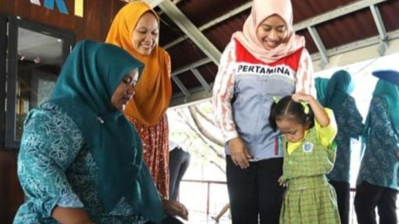 PT Pertamina Hulu Energi Offshore South East Sumatra (PHE OSES) berhasil menurunkan angka stunting di Pulau Harapan dan Pulau Kelapa, Kepulauan Seribu, melalui program Seribu Asa yang fokus pada pemberian makanan bergizi dan edukasi kesehatan.