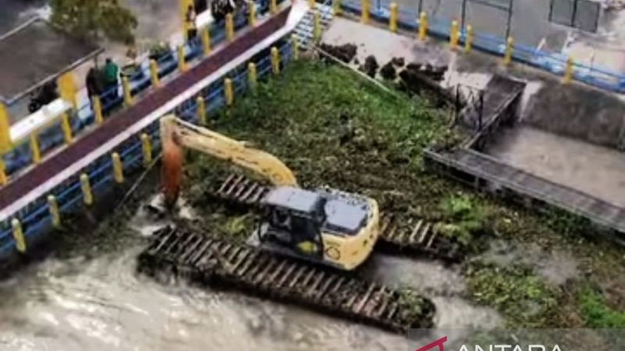 Balai Wilayah Sungai Kalimantan IV kerahkan excavator amfibi untuk membersihkan gulma di Waduk Lempake, Samarinda, guna mengantisipasi banjir akibat kenaikan muka air waduk yang telah mencapai status Waspada 2.