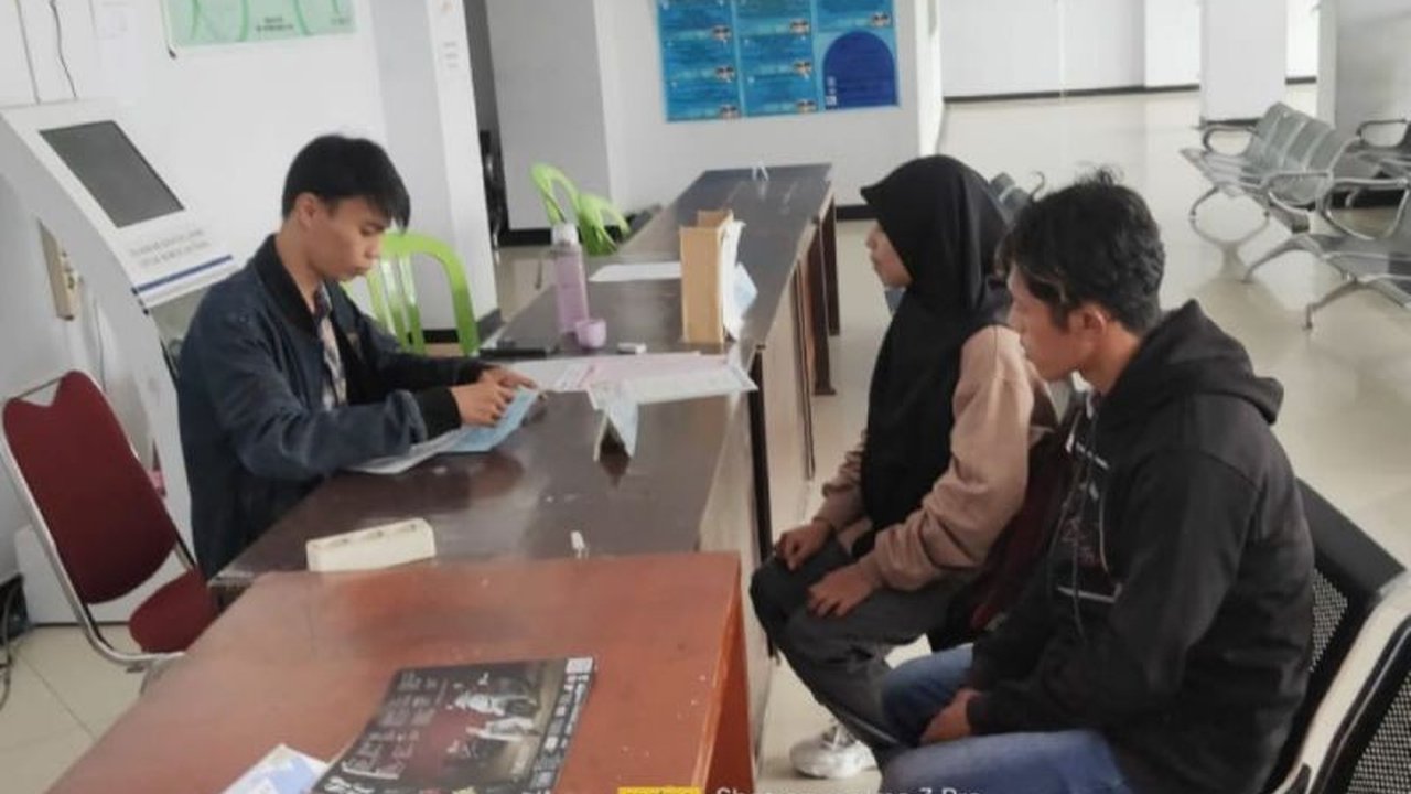 Disdukcapil Rejang Lebong, Bengkulu, memberikan surat keterangan pengganti KTP elektronik sementara karena keterbatasan stok blangko, namun tetap melayani administrasi kependudukan selama libur nasional.