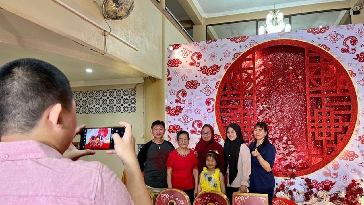 Di Banda Aceh, seorang mualaf Tionghoa, Mariana, merayakan Imlek 2025 bersama keluarga di Vihara Buddha Sakyamuni sebagai tradisi budaya, bukan ritual keagamaan, menunjukkan toleransi tinggi di Aceh.