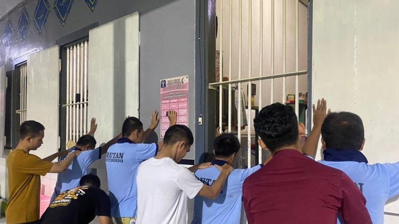 Petugas Rutan Kelas IIB Situbondo melakukan penggeledahan kamar hunian warga binaan pasca libur panjang Isra Miraj dan Imlek 2025 untuk mencegah peredaran barang terlarang dan menjaga keamanan.