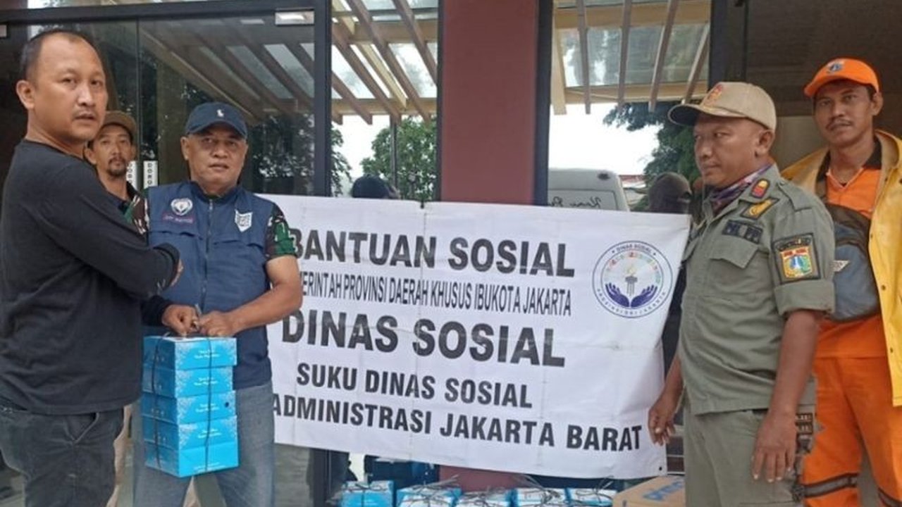 Suku Dinas Sosial Jakarta Barat mendistribusikan 1.500 nasi kotak kepada warga terdampak banjir di sejumlah titik pengungsian di Jakarta Barat pada 29 Januari 2024.