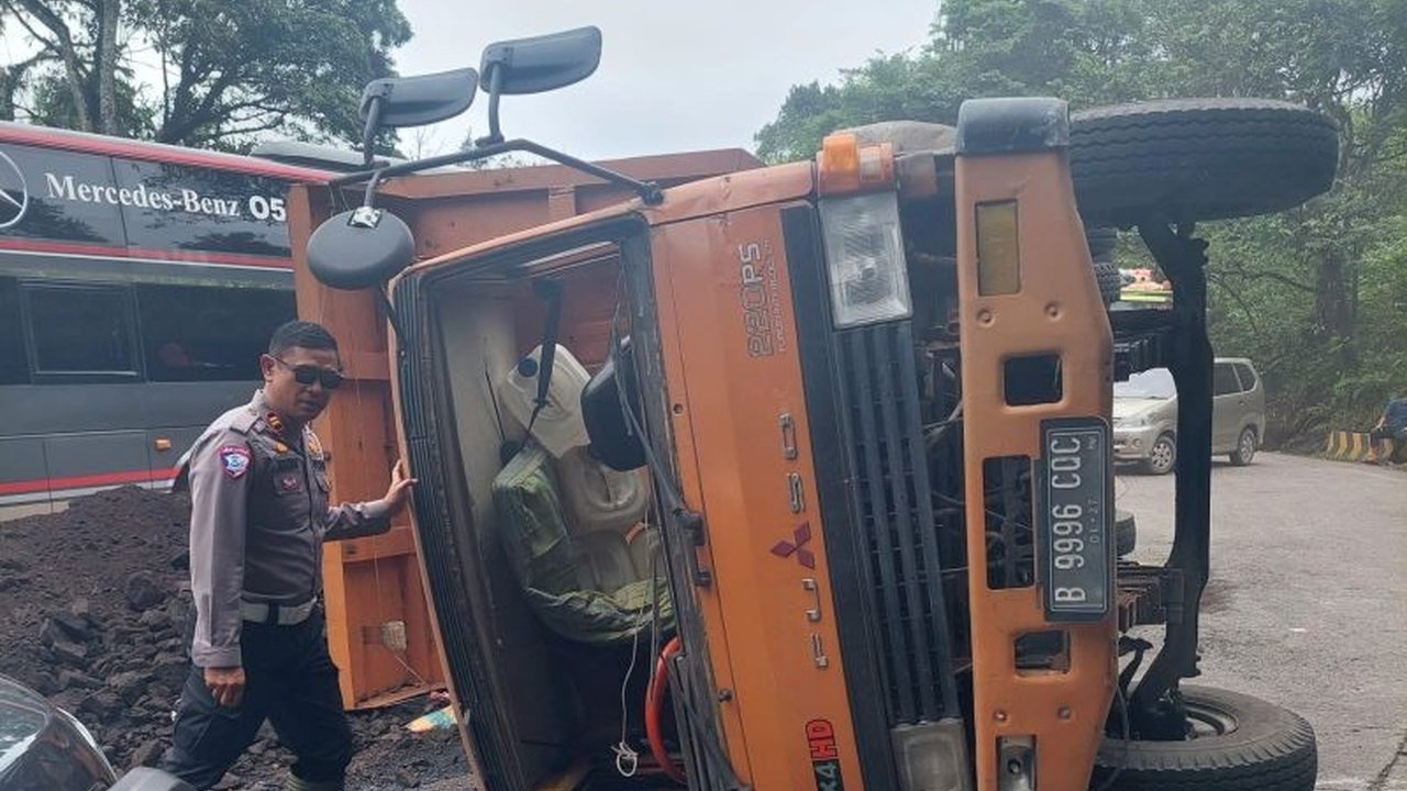 Kecelakaan truk batu bara di Sitinjau Lauik, Sumatera Barat, menyebabkan kemacetan parah selama 25 jam,  sopir telah diamankan polisi untuk penyelidikan lebih lanjut.