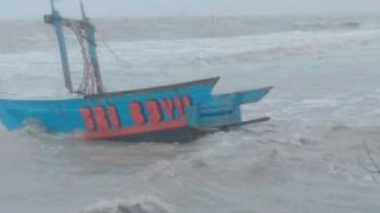 Dua nelayan Karawang mengalami kecelakaan laut Rabu pagi; satu ditemukan tewas, satu lagi hilang setelah perahu mereka diterjang ombak besar di perairan utara Karawang.