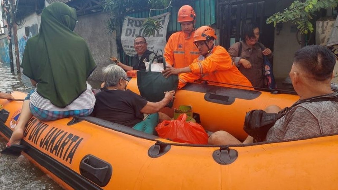 Hujan deras dan kontur tanah yang cekung menyebabkan puluhan kelurahan di Jakarta Barat terendam banjir pada Rabu, 29 Januari 2024, memaksa warga mengungsi dan pemerintah setempat mengerahkan berbagai upaya penanggulangan.