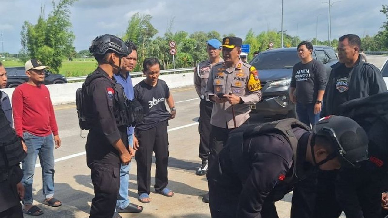 Polres Madiun dan Gegana Polda Jatim menyelidiki paket mencurigakan di Exit Tol Madiun yang ternyata berisi bahan petasan, bukan bom seperti isu yang beredar.