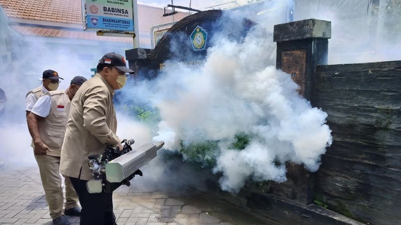 Anggota Komisi VII DPR RI, Bambang Haryo Soekartono, membantu kegiatan pengasapan di Sidoarjo untuk mencegah penyebaran demam berdarah dengue (DBD) setelah dua anak di Kelurahan Sidokumpul dinyatakan sembuh dari penyakit tersebut.