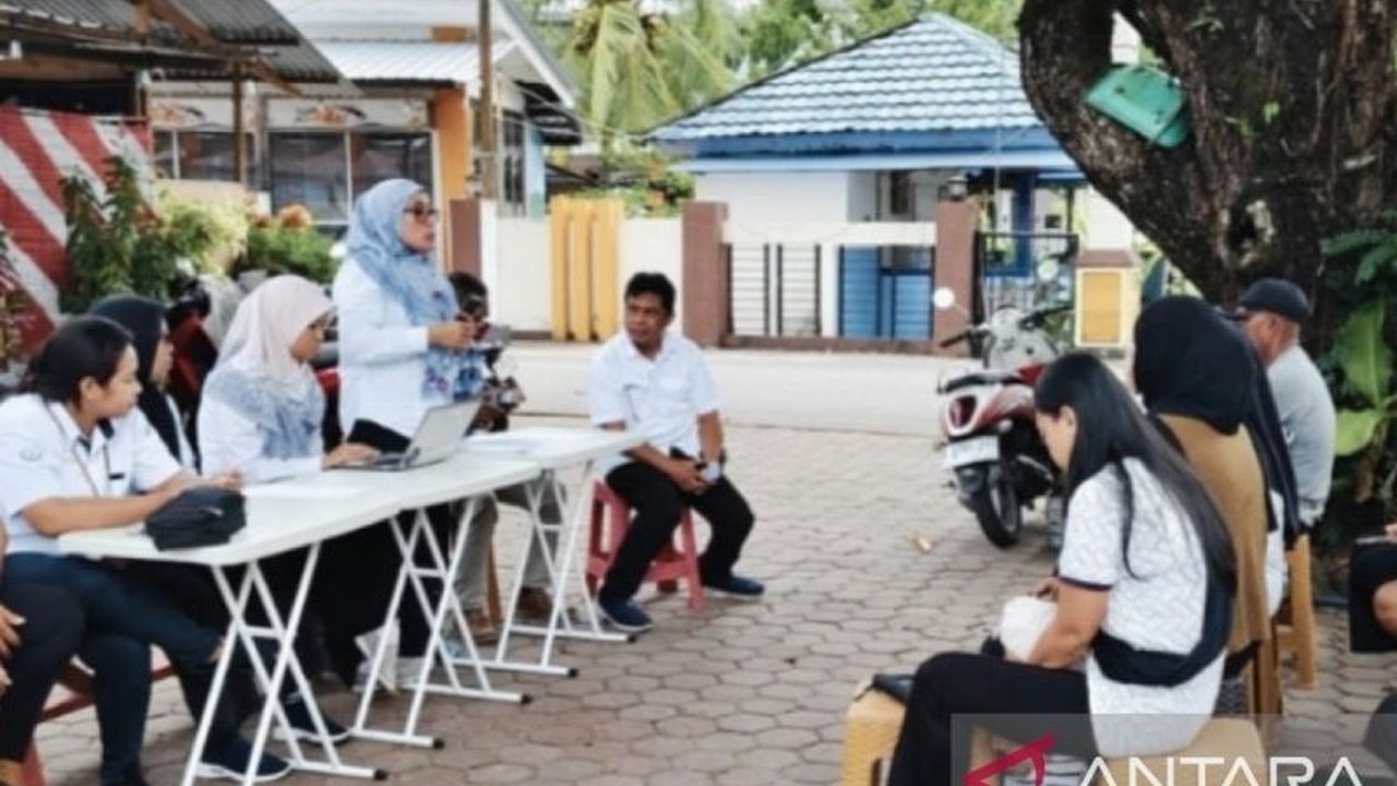 Balai Pelatihan dan Penyuluhan Perikanan (BPPP) Ambon meningkatkan kapasitas kelompok perikanan di Desa Poka, Maluku, untuk membentuk koperasi sesuai Permen KP Nomor 28 Tahun 2024, demi meningkatkan kesejahteraan nelayan.