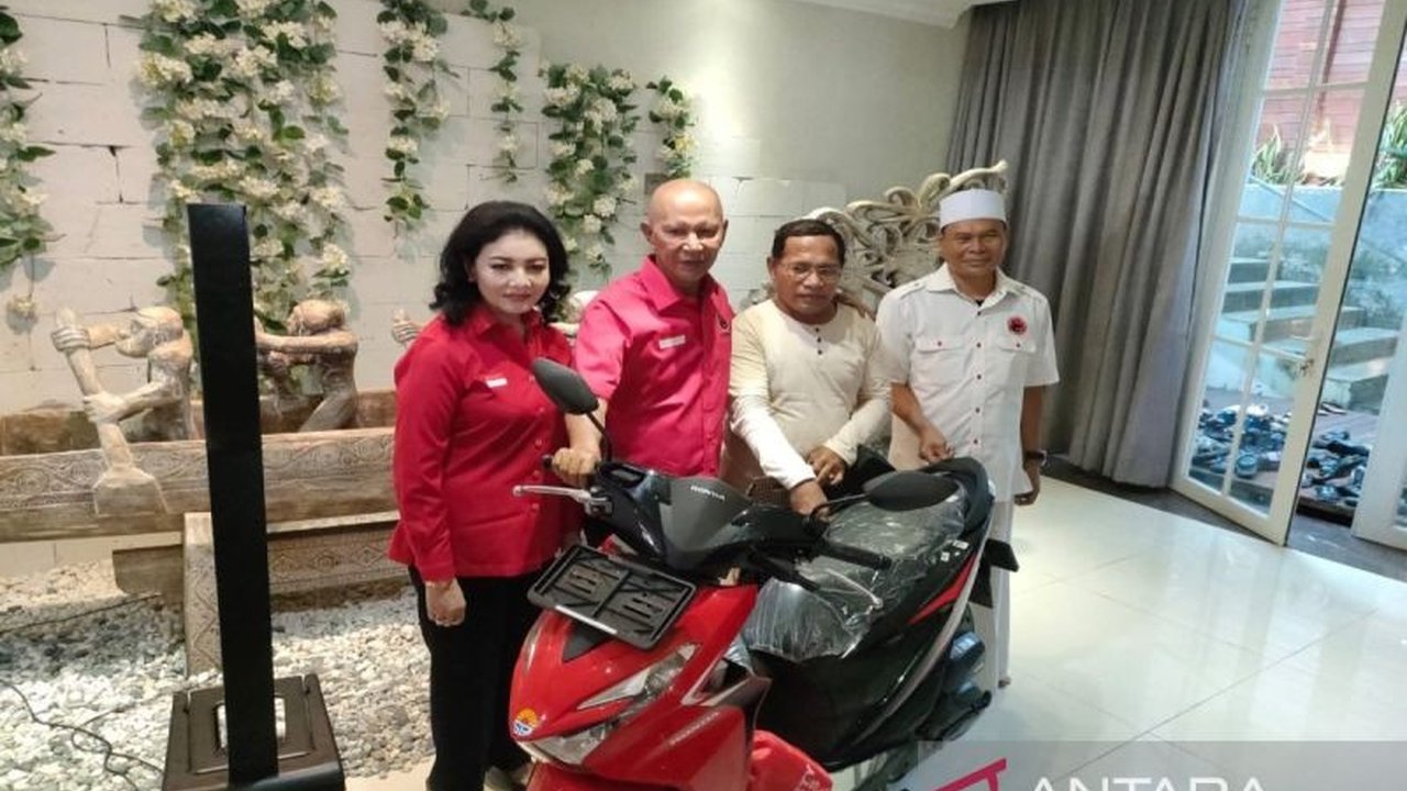 Ketua Banggar DPR RI, Said Abdullah, memberikan bantuan sepeda motor dan uang tunai kepada guru honorer di Kepulauan Kangean, Sumenep, yang sepeda motornya dibakar muridnya sendiri karena menegur perilaku murid tersebut terhadap orang tuanya.
