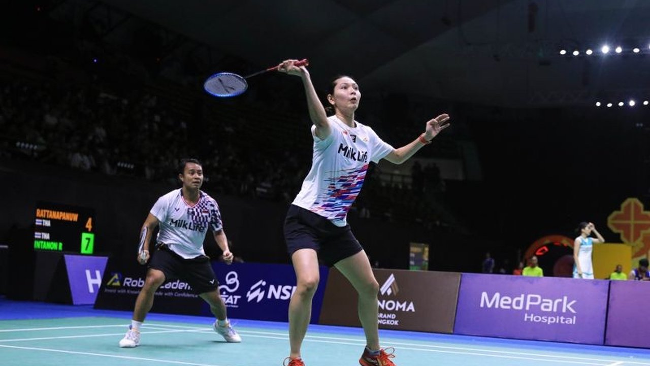 Pasangan ganda campuran baru Indonesia, Rehan/Gloria, berhasil mengalahkan Rinov/Lisa dalam pertandingan babak 32 besar Thailand Masters 2025 melalui pertandingan rubber game yang menegangkan.