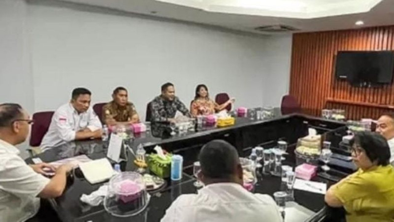 Pemerintah Kabupaten Halmahera Utara dan PT Nusa Halmahera Minerals berkoordinasi untuk membuka kembali Bandara Kuabang di Kao, guna meningkatkan aksesibilitas dan perekonomian daerah.