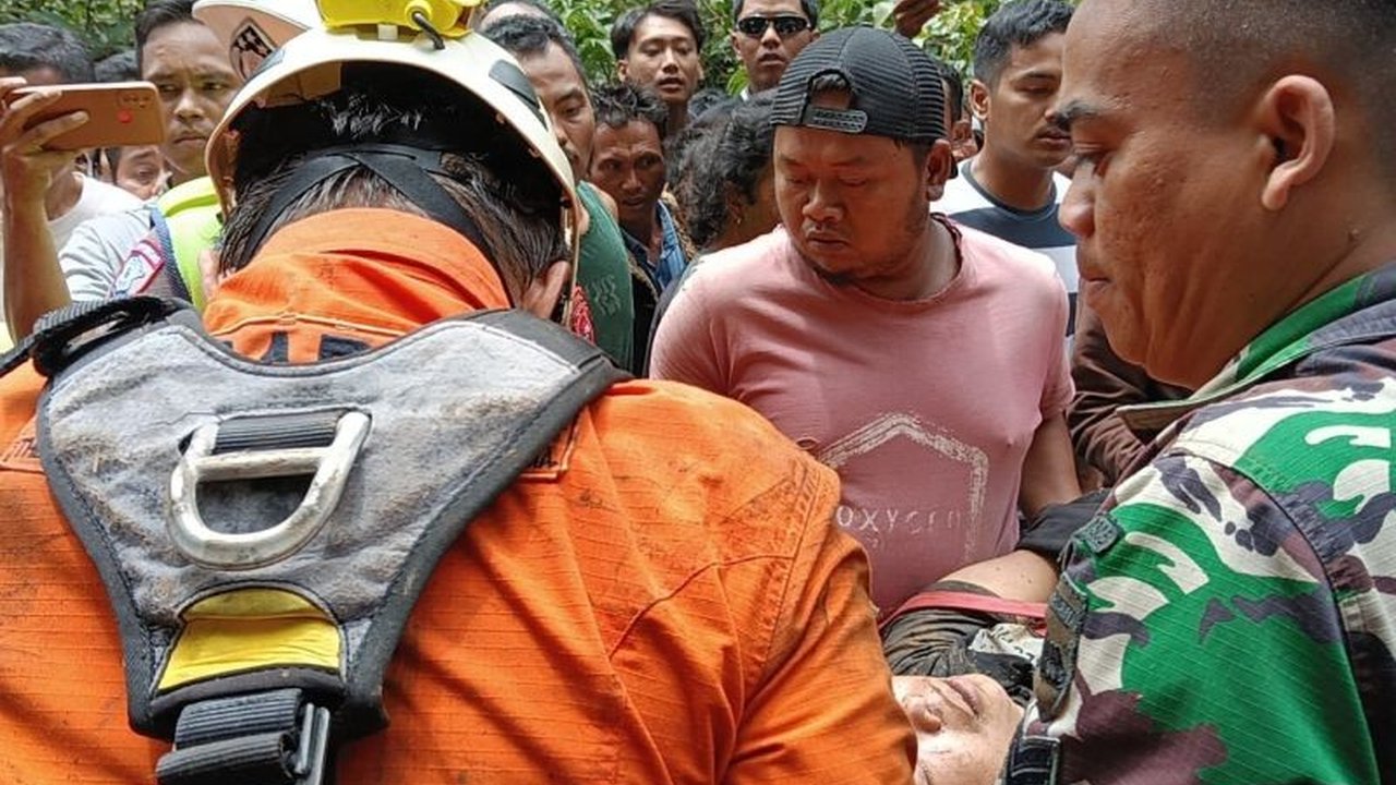 Tim SAR berhasil mengevakuasi seorang sopir truk yang terperosok ke jurang sedalam 30 meter di Pasaman, Sumatera Barat, pada Rabu, 29 Januari 2020, dan korban hanya mengalami luka ringan.