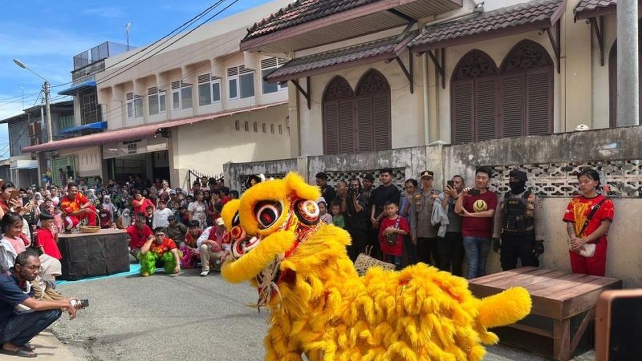Perayaan Imlek 2024 di Banda Aceh, ditandai dengan atraksi barongsai yang meriah, menjadi bukti kuat toleransi antar umat beragama di Aceh, di mana warga muslim dan non-muslim bersama-sama merayakannya.