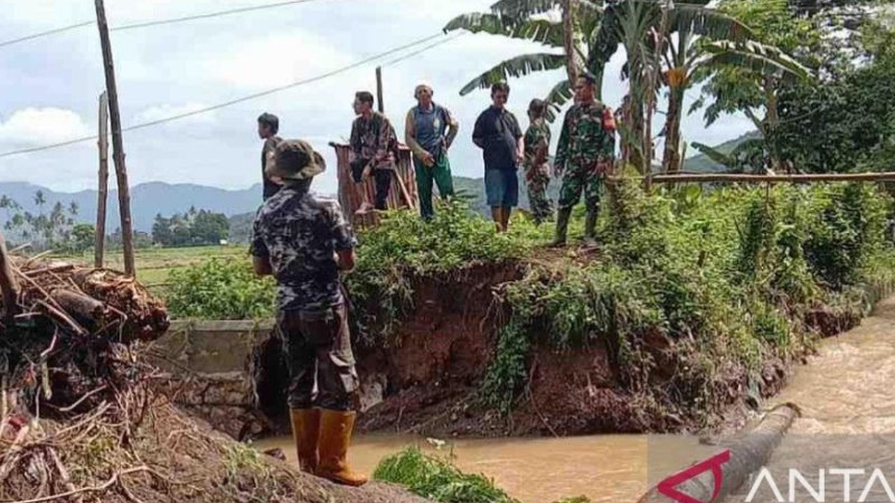 Banjir di Dompu, NTB menyebabkan 100 hektare lahan padi terancam gagal panen akibat jebolnya saluran irigasi, mengancam perekonomian petani setempat dan membutuhkan penanganan segera dari pemerintah.