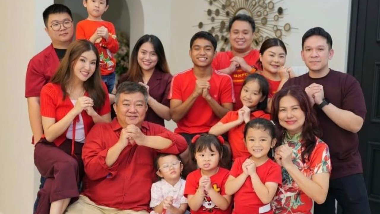 Para selebriti Indonesia, seperti Morgan Oey, Raline Shah, dan Sarwendah, merayakan Tahun Baru Imlek 2576 dengan beragam kegiatan penuh makna, mulai dari mudik hingga tradisi makan bersama keluarga.