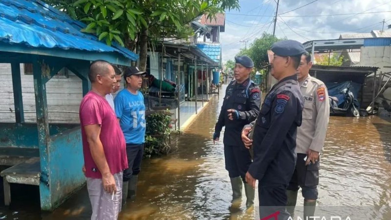 Polda Kalsel bersama Polres jajarannya melakukan patroli SAR untuk mengevakuasi warga terdampak banjir di Kalimantan Selatan, memberikan imbauan keselamatan, dan layanan kesehatan lapangan, meskipun beberapa warga masih enggan mengungsi.