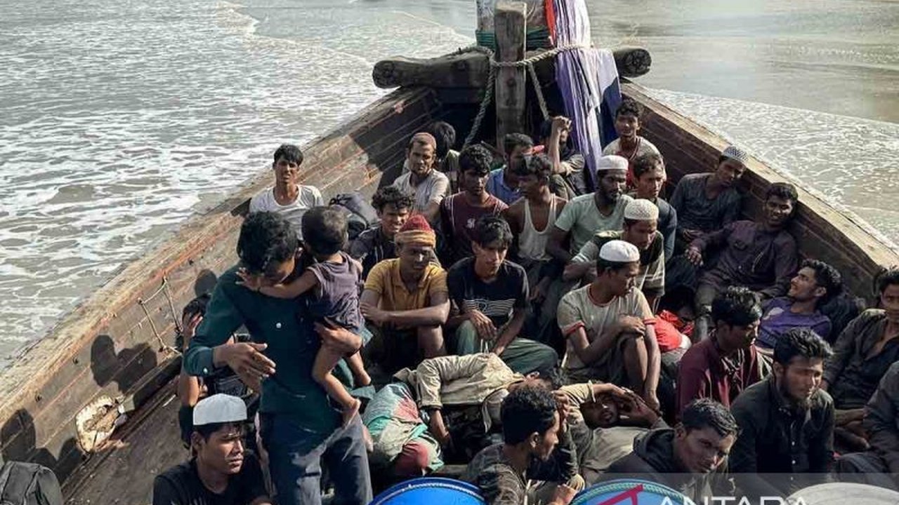Sebanyak 77 imigran Rohingya, terdiri dari laki-laki, perempuan, dan anak-anak, terdampar di Pantai Leuge, Aceh Timur,  menambah jumlah kedatangan imigran Rohingya di Aceh pada tahun 2025.