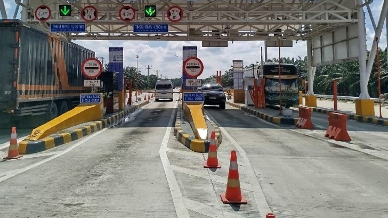 PT Hutama Karya mencatat peningkatan signifikan lalu lintas kendaraan di beberapa ruas tol Trans Sumatera selama libur Isra Miraj dan Imlek 2025, terutama di Tol Kutepat yang meningkat hingga 51 persen.