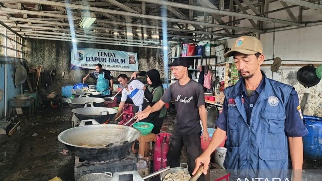 Kementerian Sosial (Kemensos) sigap tangani banjir Jakarta dengan mendirikan dapur umum, menyalurkan bantuan logistik, dan mengerahkan Tagana untuk membantu warga terdampak.