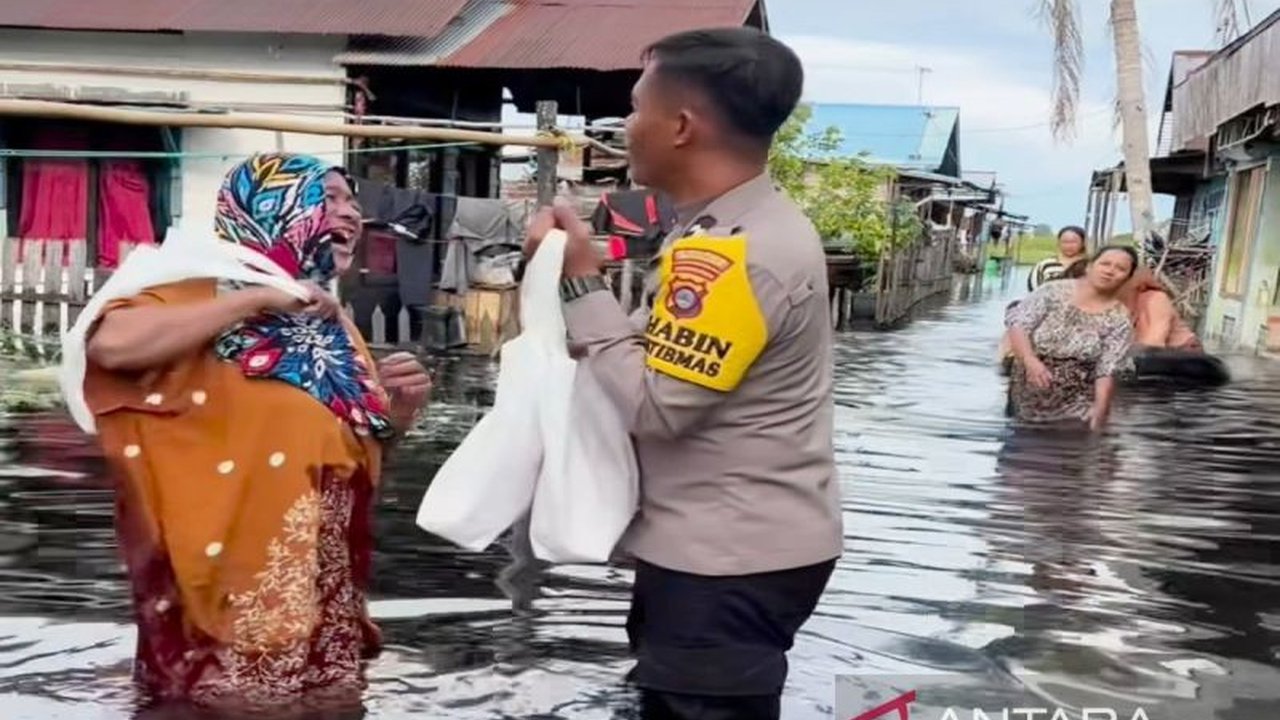 Kepolisian Resor Banjar fokus menyalurkan bantuan sembako dan makanan kepada korban banjir di Kabupaten Banjar, Kalimantan Selatan, yang memilih bertahan di rumah meski terendam banjir.