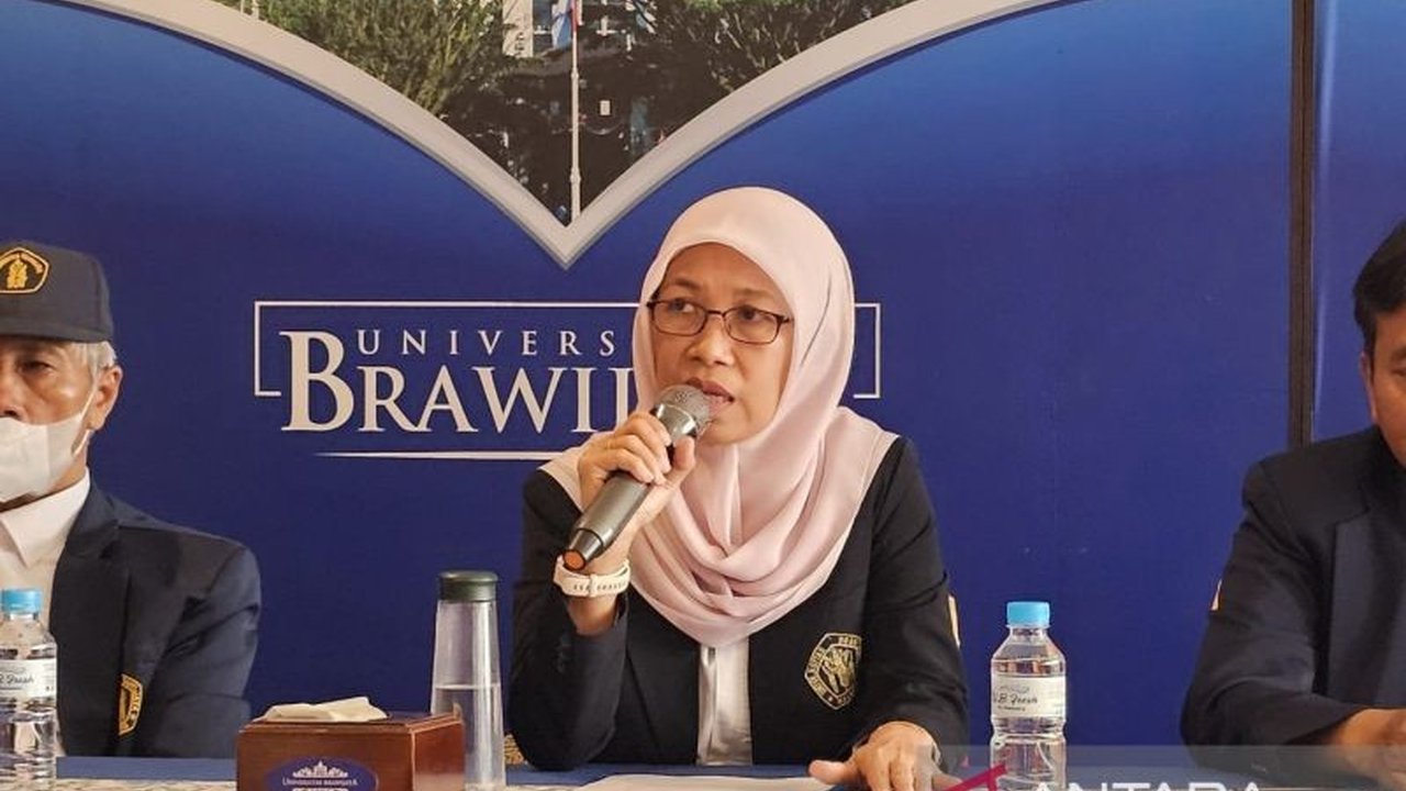 Prof. Aida Sartimbul dari UB menciptakan AIDA UB, model tata kelola ekosistem laut holistik yang mengintegrasikan data ekosistem kompleks, AI, dan eDNA untuk mengurangi dampak negatif penangkapan ikan.