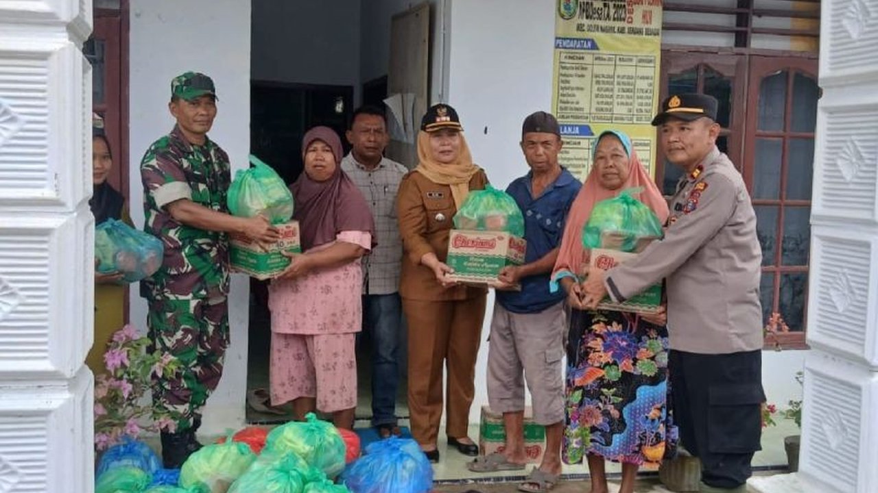 Kepolisian Resor Serdang Bedagai mendistribusikan 123 paket sembako kepada warga Desa Bukit Cermin Hilir yang rumahnya terendam banjir akibat jebolnya tanggul Sungai Sibaro pada Selasa, 28 Januari 2024.