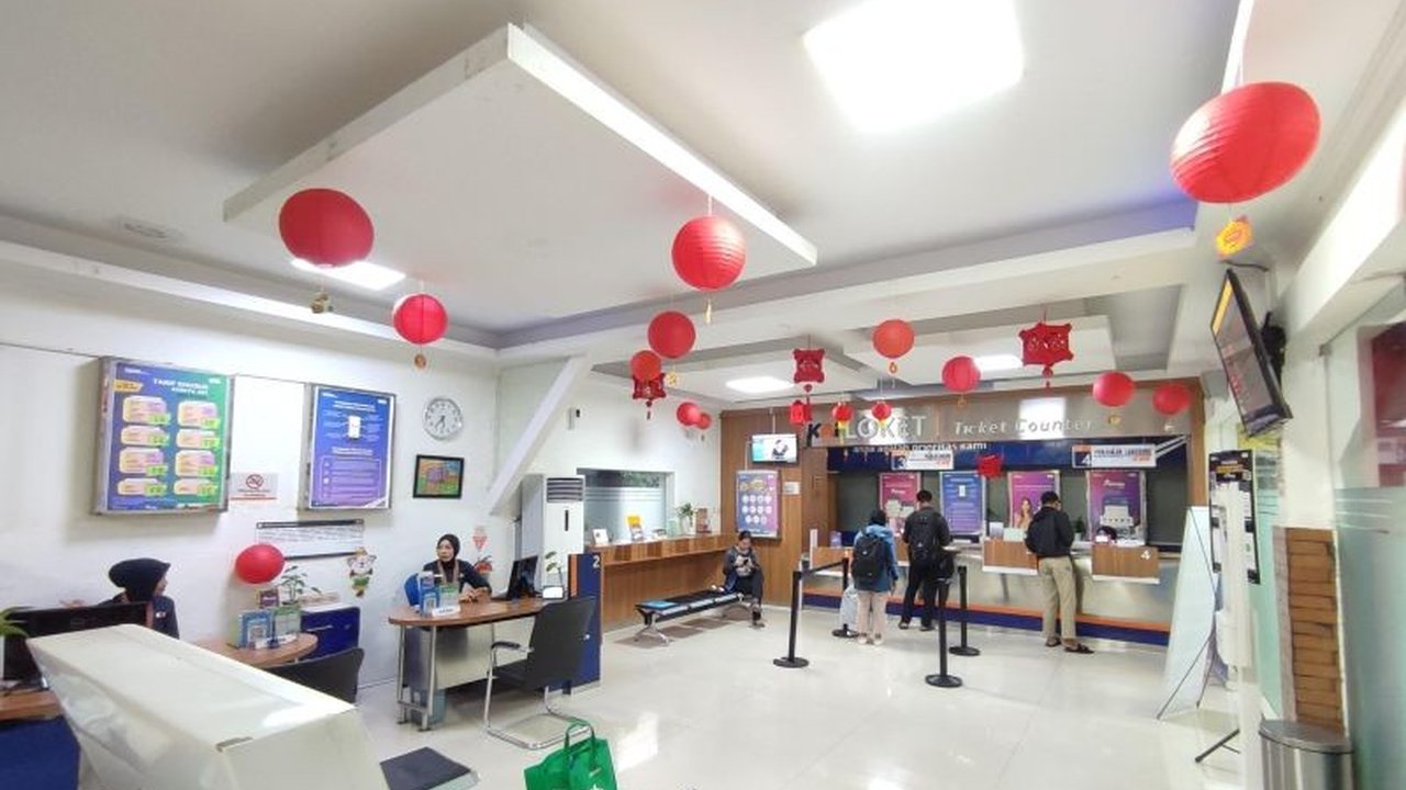 Stasiun Kediri mencatat lonjakan penumpang kereta api yang signifikan selama libur panjang Imlek dan Isra Miraj, menjadi yang tertinggi kedua di Daop 7 Madiun setelah Stasiun Madiun.