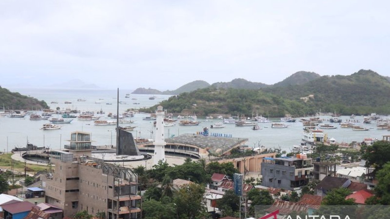 BMKG mengimbau warga Manggarai Barat, NTT untuk waspada potensi cuaca ekstrem berupa hujan lebat, angin kencang, dan petir dari tanggal 29 Januari hingga 3 Februari 2025, serta dampaknya seperti banjir dan tanah longsor.