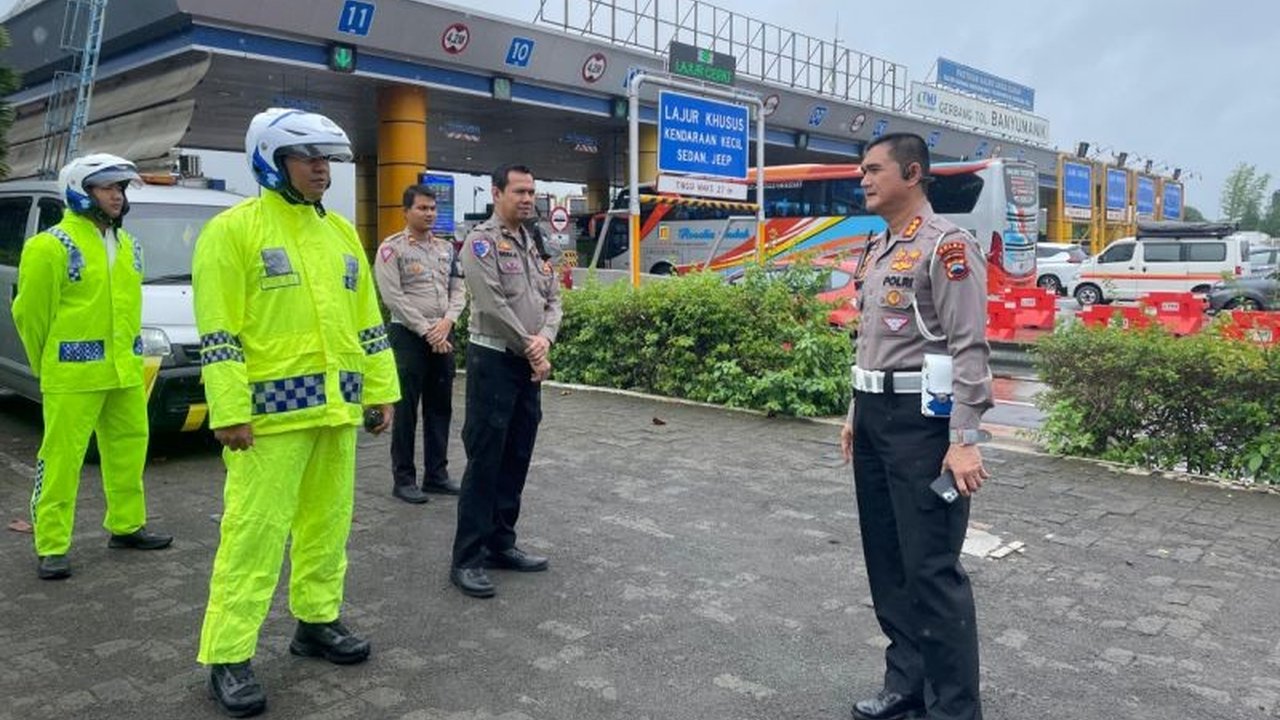Kepadatan lalu lintas di jalan tol Jawa Tengah terkendali selama libur panjang Isra Miraj dan Imlek 2025, berkat antisipasi kepolisian dan minimnya kecelakaan.