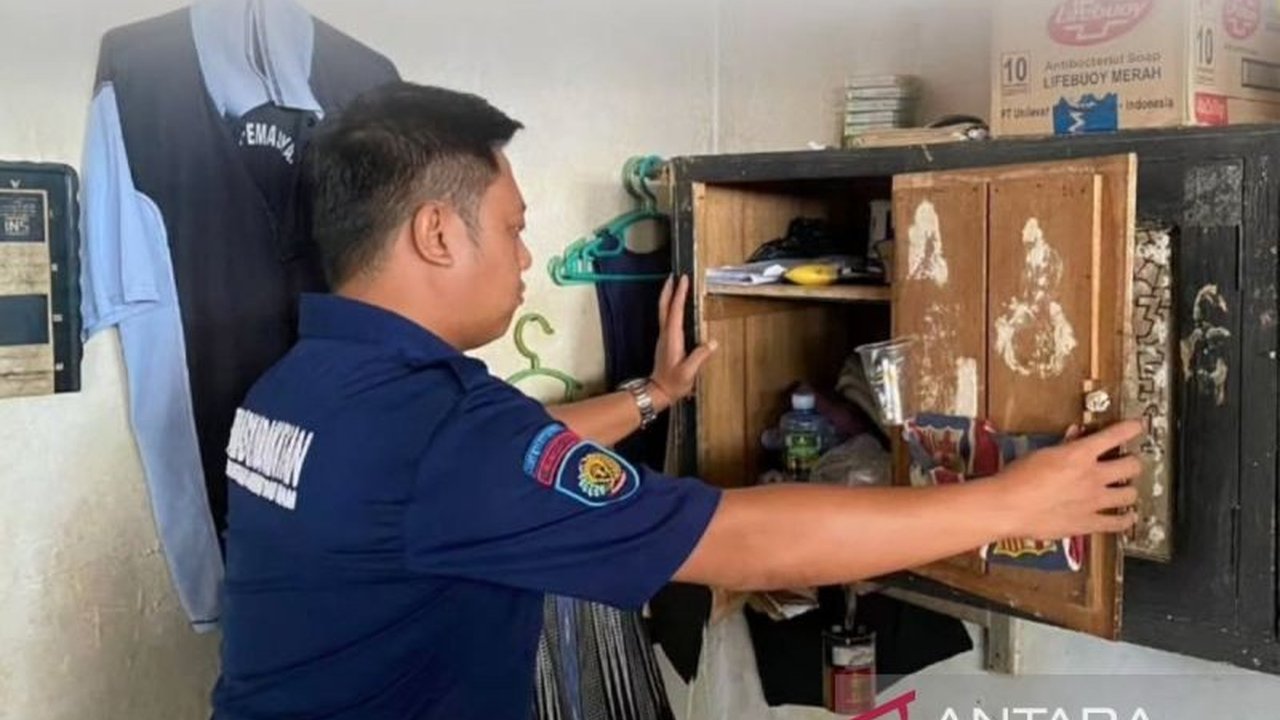 Rutan Kelas IIB Barabai, Kalimantan Selatan, melakukan razia insidentil untuk menjaga keamanan dan ketertiban selama libur panjang Isra Miraj dan Imlek 2025, menyita sejumlah barang terlarang dari para warga binaan.