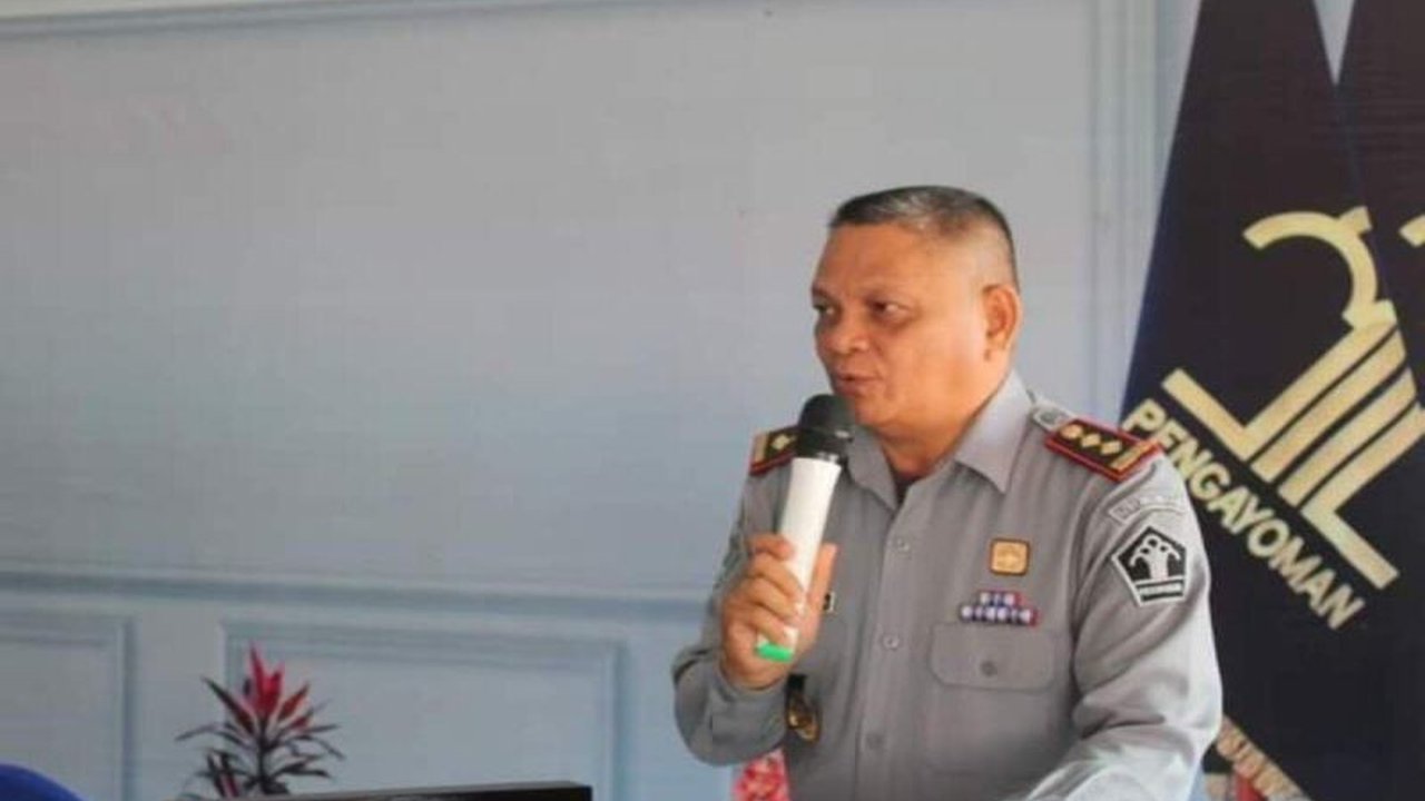 Lembaga Pemasyarakatan (Lapas) Kelas IIB Ulu Siau, Sulawesi Utara, melibatkan seluruh staf, termasuk administrasi, dalam pengamanan ketat selama libur Isra Miraj, cuti bersama, dan Imlek 2025 untuk memastikan keamanan 76 warga binaan.