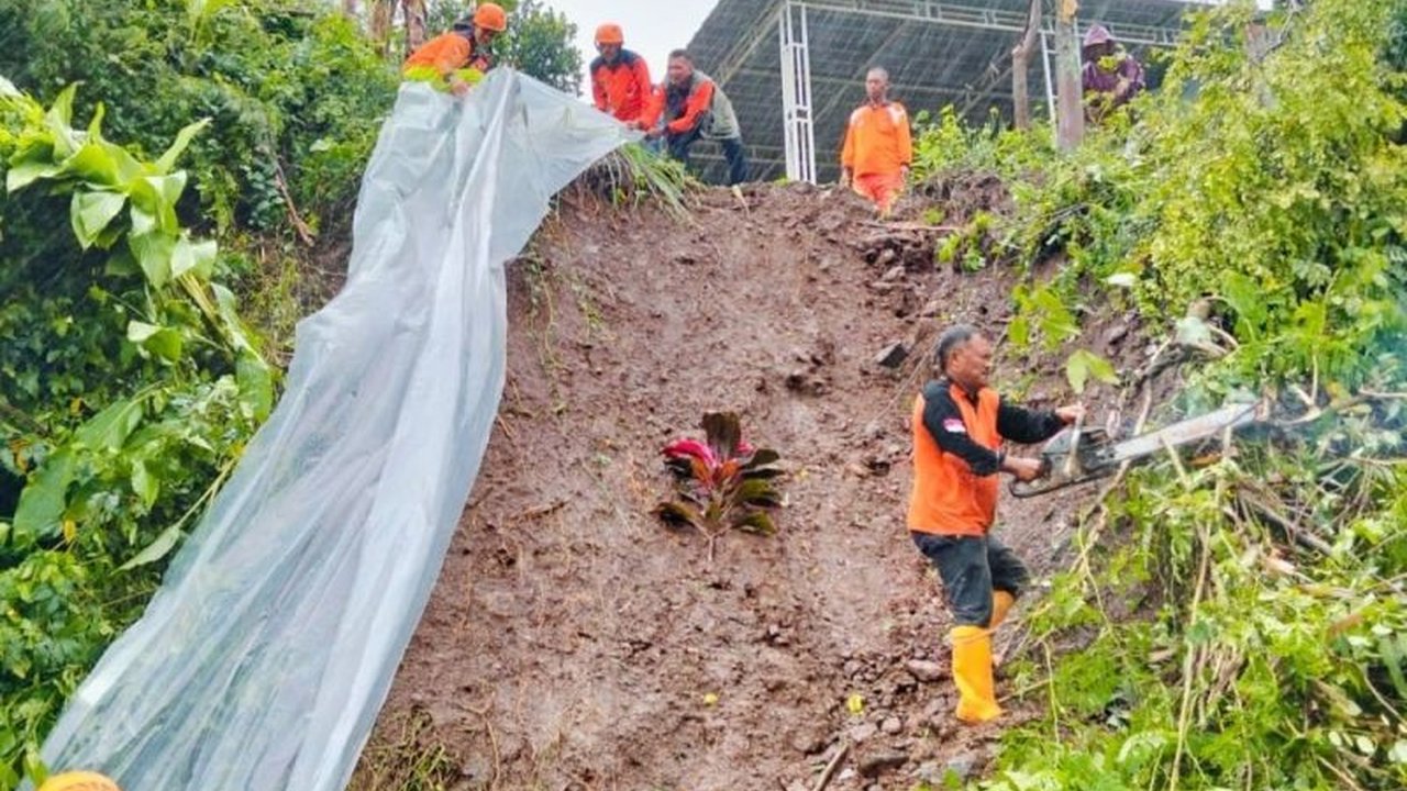 Curah hujan tinggi di Kabupaten Kudus, Jawa Tengah mengakibatkan tanah longsor di 10 titik, kerusakan rumah akibat angin kencang, dan banjir di beberapa desa pada tanggal 29 Januari 2024, yang ditangani oleh BPBD dan relawan.