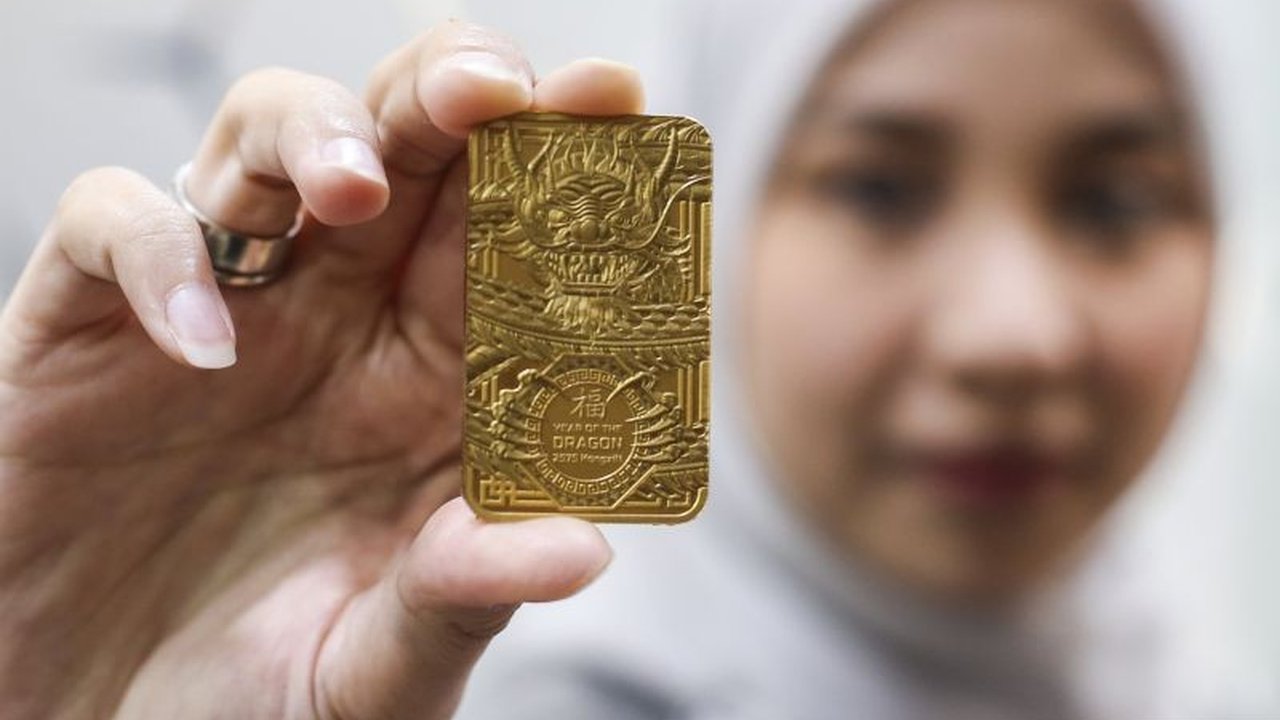 Harga emas batangan Antam hari ini turun Rp1.000 per gram menjadi Rp1.606.000, sementara harga buyback juga mengalami penurunan.