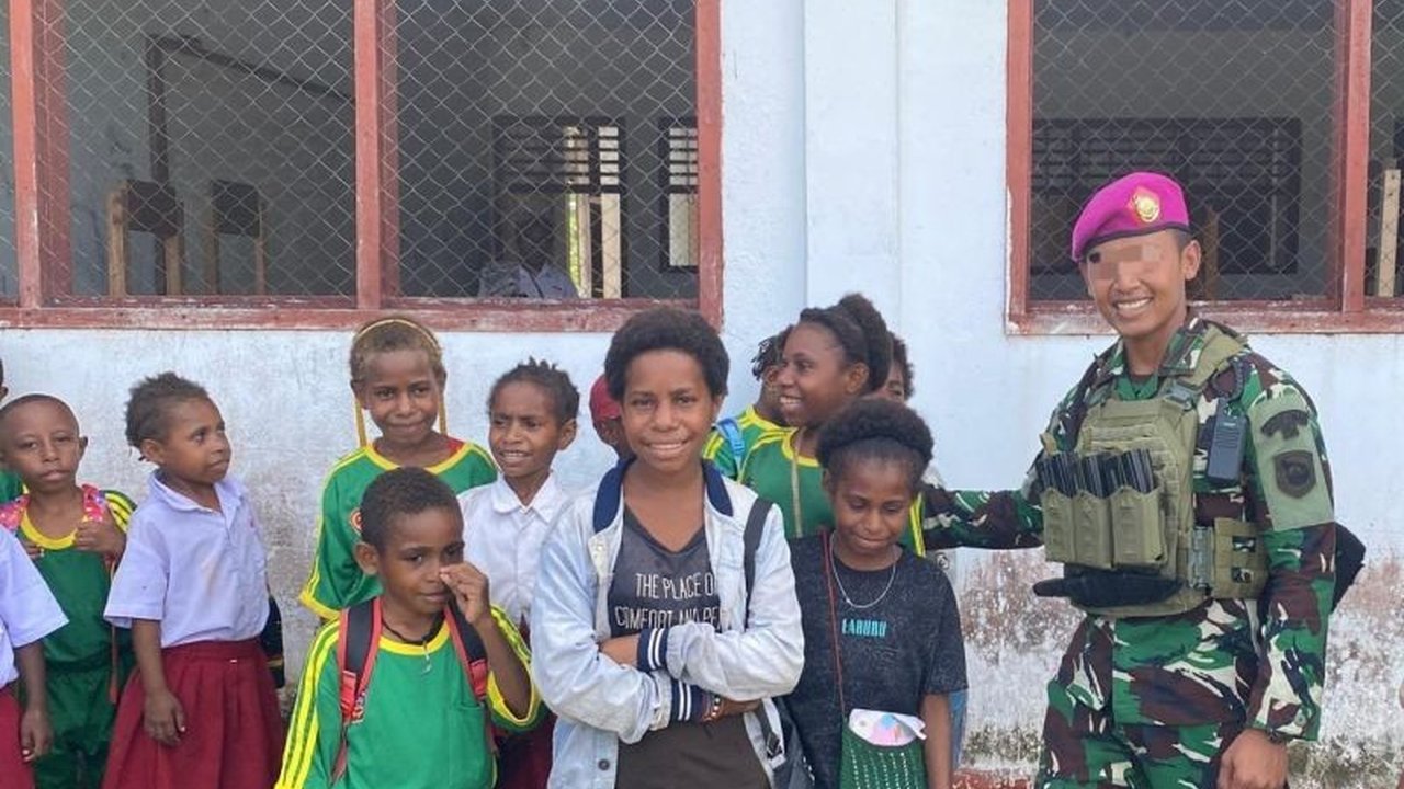 Satgas Yonif 6 Marinir melaksanakan patroli perbatasan di Papua sambil melakukan sosialisasi kepada warga, membangun kepercayaan dan mendukung percepatan pembangunan di wilayah tersebut.