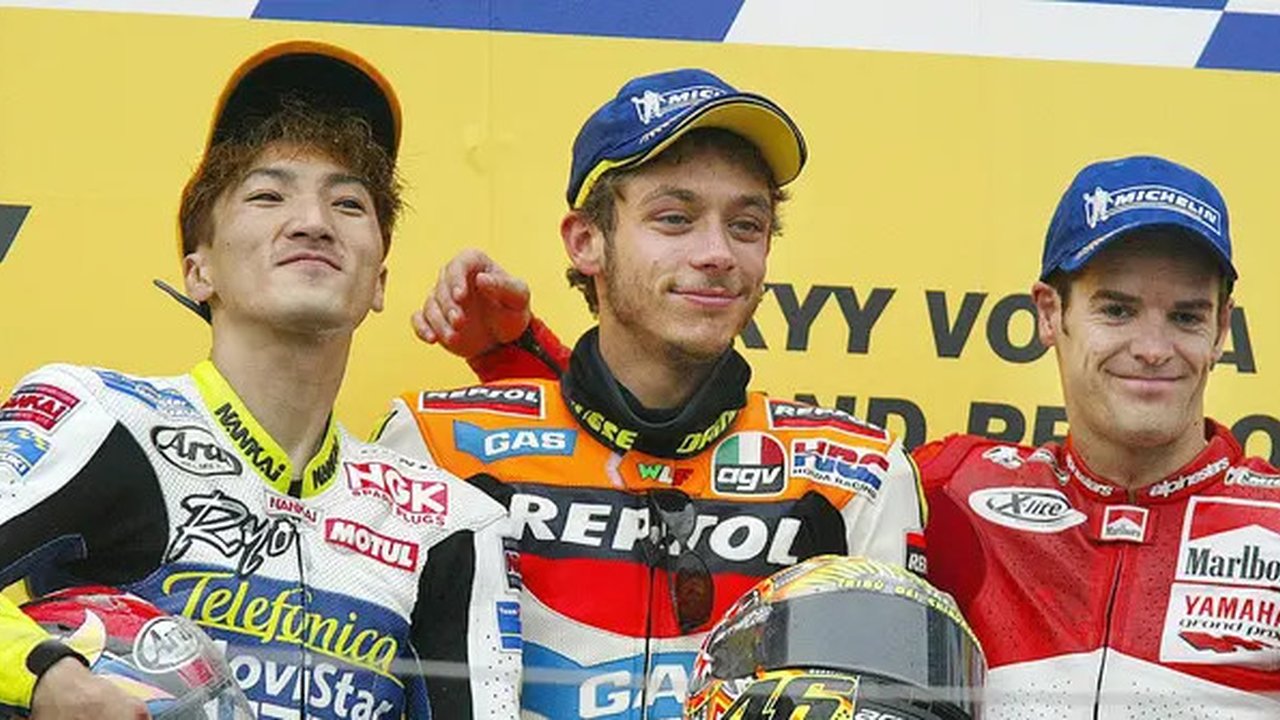 Valentino Rossi (tengah) ketika memenangkan balapan pertama era MotoGP pada tahun 2022 di Sirkuit Suzuka, Jepang. (TOSHIFUMI KITAMURA / AFP)