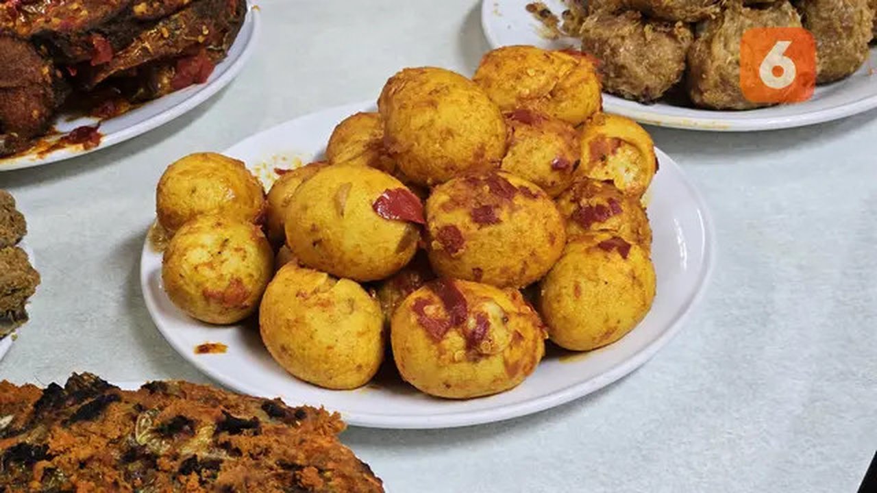 Kuning telur dan gorengan tak sepenuhnya dilarang untuk pasien kolesterol tinggi. dr. Marya Haryono menekankan pentingnya membatasi porsi, frekuensi, dan memilih cara pengolahan yang sehat. (