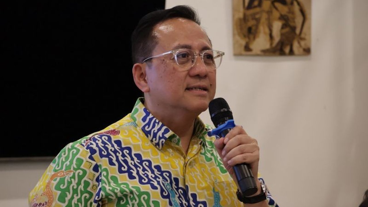 Irman Gusman mendukung pembangunan PLTS terapung di Danau Singkarak, Sumatera Barat, sebagai solusi untuk mengatasi krisis iklim dan mendorong transisi energi terbarukan, meskipun ada penolakan dari warga setempat.