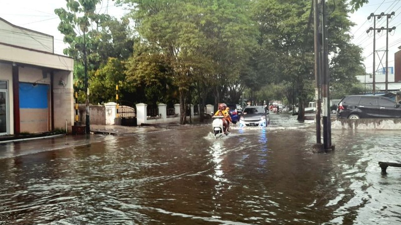 BPBD Kota Gorontalo mengingatkan warga untuk waspada terhadap bahaya banjir, tanah longsor, dan pohon tumbang akibat tingginya intensitas hujan beberapa pekan terakhir, serta memberikan tips mitigasi bencana.